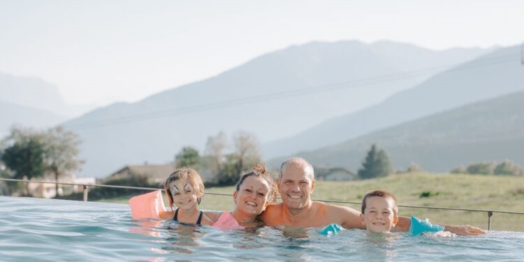 ESTATE IN MONTAGNA | Il regno acquatico di Familiamus tra scivoli, piscine e relax con vista sulle Dolomiti