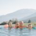 ESTATE IN MONTAGNA | Il regno acquatico di Familiamus tra scivoli, piscine e relax con vista sulle Dolomiti