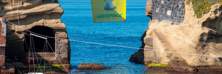 NEL GOLFO DI NAPOLI | Greenpeace mostra un wc gigante alla Gaiola