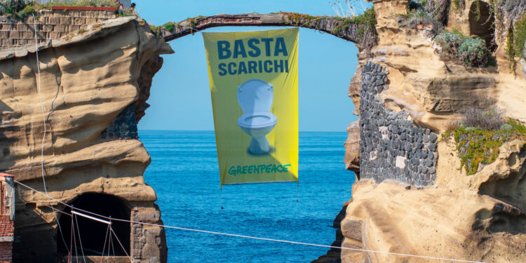 NEL GOLFO DI NAPOLI | Greenpeace mostra un wc gigante alla Gaiola