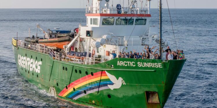 Venezia, arriva la nave di Greenpeace “Arctic Sunrise”