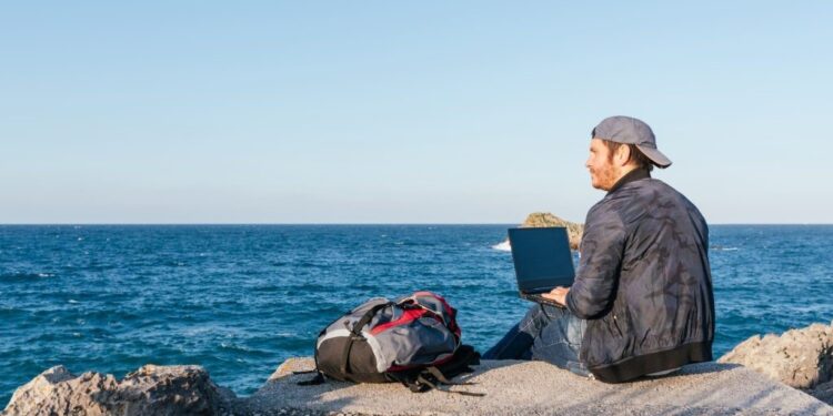 SMART WORKING | Lo zaino è l’accessorio preferito dei nomadi digitali