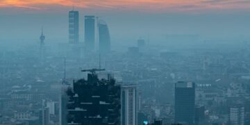 Skyline di Milano con la cappa di inquinamento | Francesco Vaninetti Photo/Getty Images