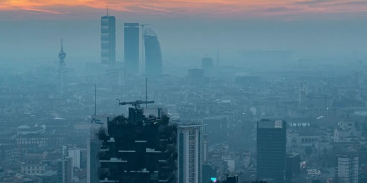 Skyline di Milano con la cappa di inquinamento | Francesco Vaninetti Photo/Getty Images