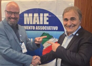 Fabio Fasoli stringe la mano al presidente del MAIE Ricardo Merlo