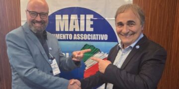 Fabio Fasoli stringe la mano al presidente del MAIE Ricardo Merlo