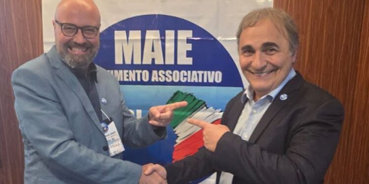 Fabio Fasoli stringe la mano al presidente del MAIE Ricardo Merlo