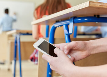 Scuola senza smartphone: il digital detox diventa un affare di famiglia