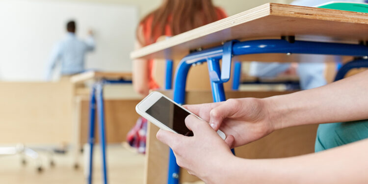 Scuola senza smartphone: il digital detox diventa un affare di famiglia