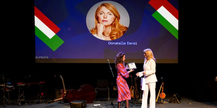 SPAGNA | Italiani all’estero, Donatella Danzi riceve il Premio all’Italianità 2025 per l’Associazionismo