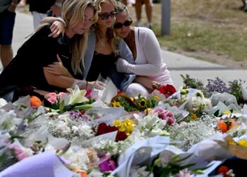 Fiori e ricordi per le vittime, il giorno dopo la strage a Bondi Beach in Australia / Ansa