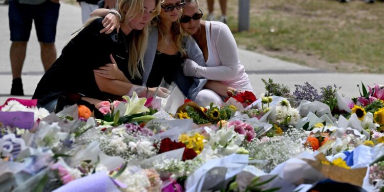 Fiori e ricordi per le vittime, il giorno dopo la strage a Bondi Beach in Australia / Ansa