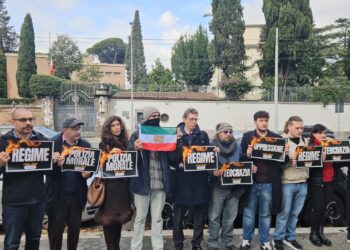 IRAN | Roma, protesta davanti all’Ambasciata: “Ci stanno massacrando, dateci voce”