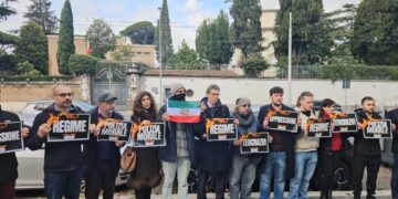 IRAN | Roma, protesta davanti all’Ambasciata: “Ci stanno massacrando, dateci voce”