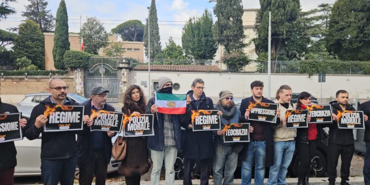 IRAN | Roma, protesta davanti all’Ambasciata: “Ci stanno massacrando, dateci voce”