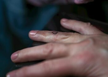 Routine mani ordinata: prodotti per cuticole e spingi cuticole in acciaio