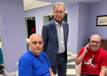Mario Burlò, l 'ambasciatore Giovanni Umberto De Vito in piedi e Alberto Trentini al telefono