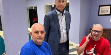 Mario Burlò, l 'ambasciatore Giovanni Umberto De Vito in piedi e Alberto Trentini al telefono