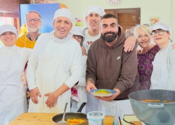 Marco Porro, Assessore al Turismo di Ladispoli e cuoco dell’Alleanza dei Cuochi di Slow Food, insieme ai ragazzi del progetto "Scotti a puntino"