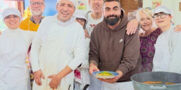 Marco Porro, Assessore al Turismo di Ladispoli e cuoco dell’Alleanza dei Cuochi di Slow Food, insieme ai ragazzi del progetto "Scotti a puntino"