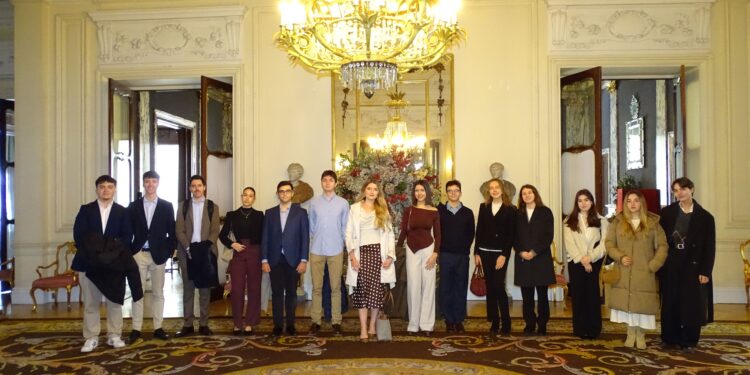 Una rappresentanza di studentesse e studenti dell’Asociación para las Naciones Unidas y el Derecho Internacional (ANUDI) dell’Università Carlos III di Madrid