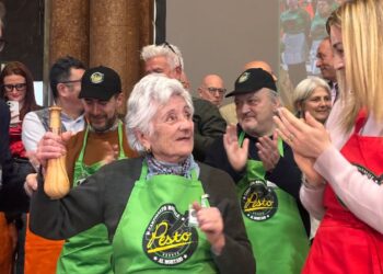 Mondiale di pesto al mortaio: vince Nonna Carla, 85 anni, campionessa a Genova