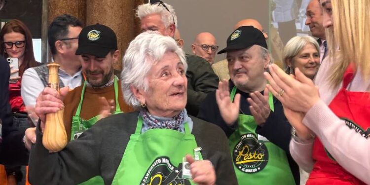 Mondiale di pesto al mortaio: vince Nonna Carla, 85 anni, campionessa a Genova