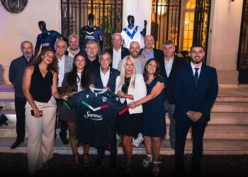 Diplomazia sportiva, il Vélez celebra l’Italia con la nuova maglia tricolore