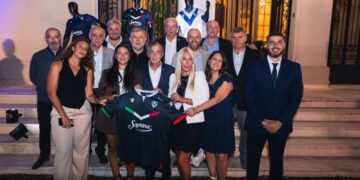 Diplomazia sportiva, il Vélez celebra l’Italia con la nuova maglia tricolore