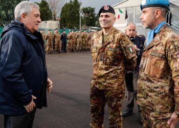 Antonio Tajani con i soldati italiani in Libano