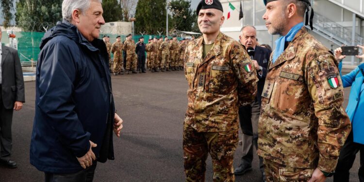 Antonio Tajani con i soldati italiani in Libano