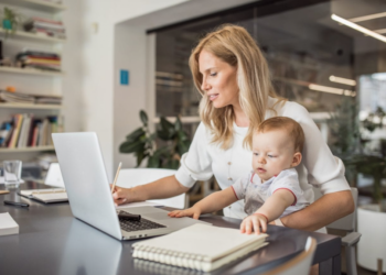 Fisco, il governo Meloni rivendica i risultati: “Fino a 11.600 euro in più per le mamme lavoratrici”