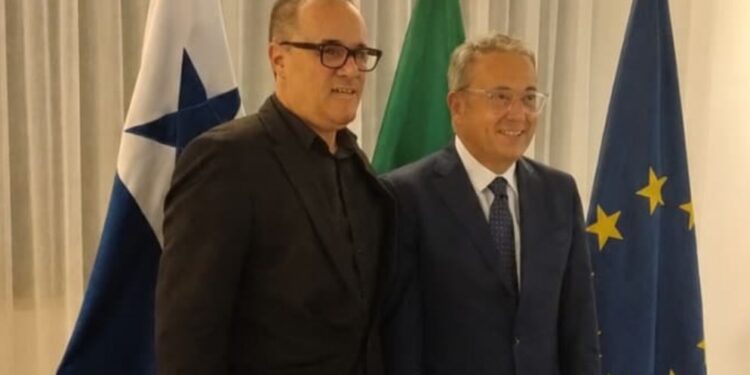 Panama, incontro tra il Sottosegretario Massimo Dell'Utri e la comunità italiana: focus su servizi e collaborazione