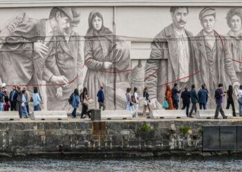 Napoli-New York, il murale sull’emigrazione italiana arriva a Roma: un ponte tra due sponde dell’Atlantico