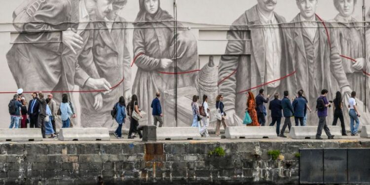 Napoli-New York, il murale sull’emigrazione italiana arriva a Roma: un ponte tra due sponde dell’Atlantico