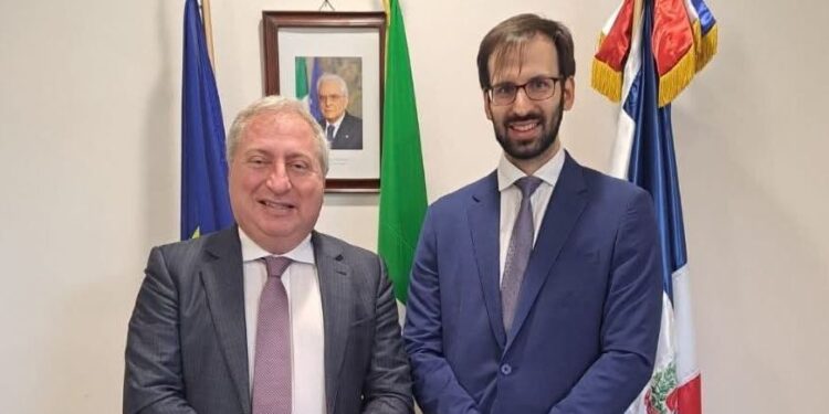 Rodolfo Colaci, a destra nella foto, con l'Ambasciatore d'Italia a Santo Domingo, Sergio Maffettone