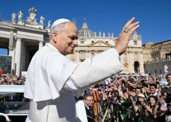 Papa Leone XIV: “Vicini ai giovani che a vent’anni fanno la valigia per cercare lavoro”