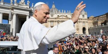 Papa Leone XIV: “Vicini ai giovani che a vent’anni fanno la valigia per cercare lavoro”