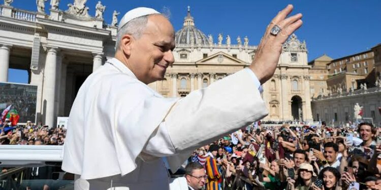 Papa Leone XIV: “Vicini ai giovani che a vent’anni fanno la valigia per cercare lavoro”