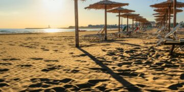Meteo nel weekend, spiaggia al tramonto