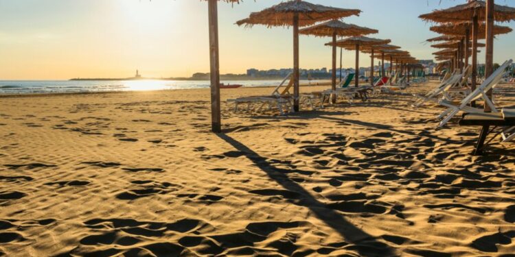 Meteo nel weekend, spiaggia al tramonto