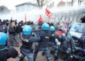 Scontri tra manifestanti e polizia
