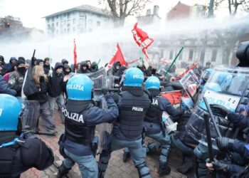 Scontri tra manifestanti e polizia