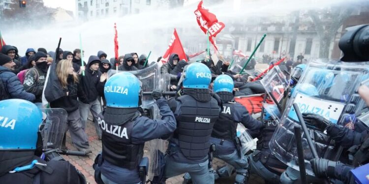 Scontri tra manifestanti e polizia