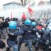 Scontri tra manifestanti e polizia